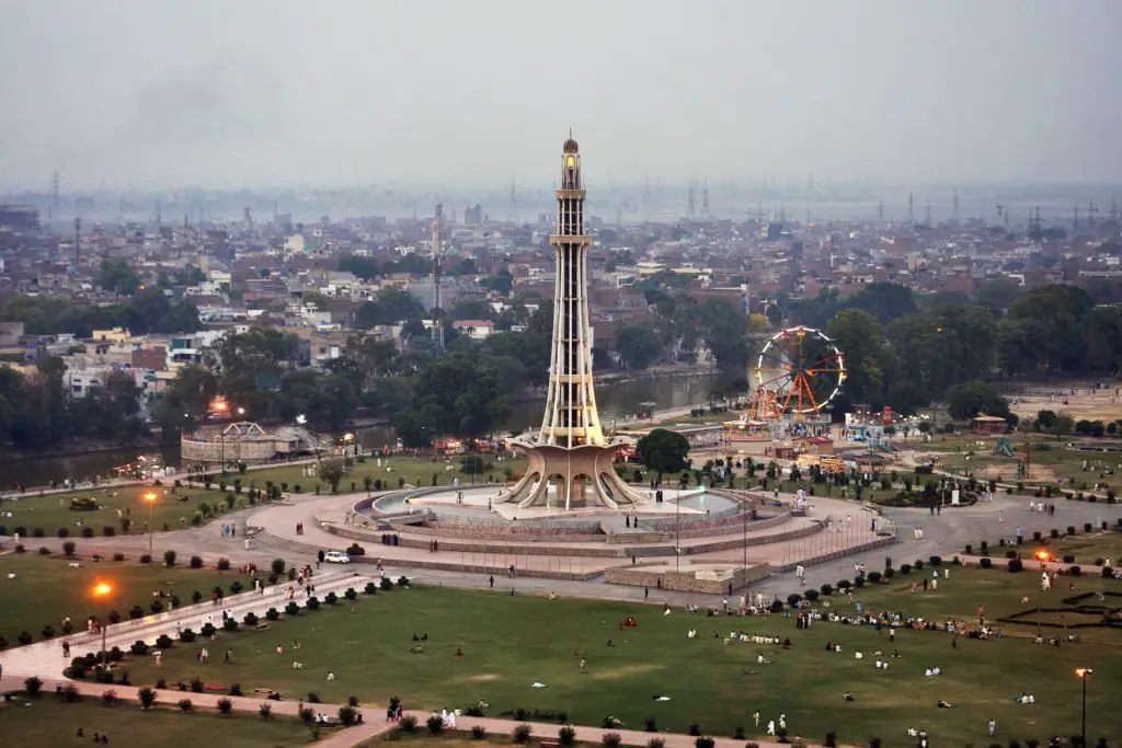 places to visit in punjab, Minar e Pakistan in Lahore
